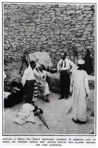 Wachten om de Nieuw Ontdekte Kamer van Wonderen Binnen te Gaan (L tot R) Howard Carter (1874-1939) Mevrouw Arthur Merton, Lady Allenby (zittend) en Lord Carnarvon (1866-1923) uit The Illustrated London News, 16 door English Photographer